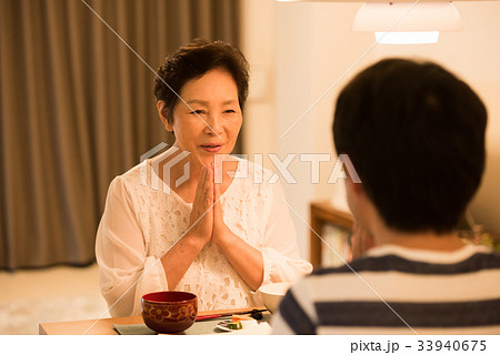 夕食を食べる日本人シニア夫婦 33940675