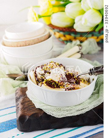 Vanilla ice cream with chocolate served in bowl 33940692