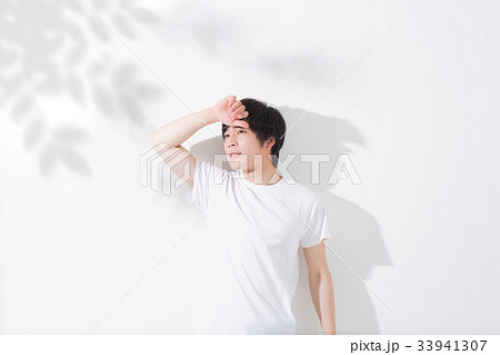 若い男性　屋外 33941307