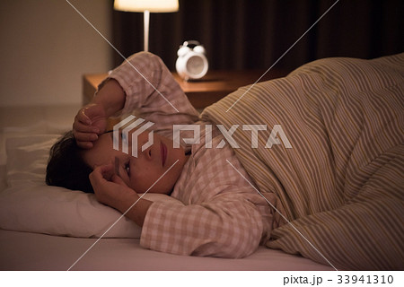 眠れない日本人シニア女性 33941310