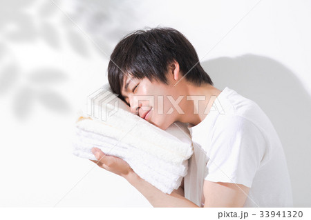 タオルと若い男性　屋外 33941320