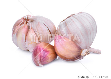 garlic isolated on white background 33941796