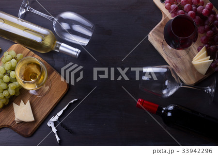 Glass of red wine 33942296