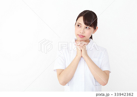 手を合わせる若いナース 33942362