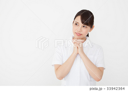 手を合わせる若いナース 33942364