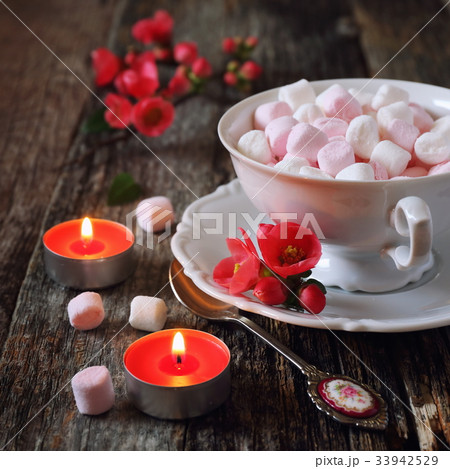 Blossoming japanese quince and marshmallows 33942529
