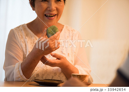 和菓子を食べるシニア女性 和菓子を食べるシニア女性 33942654
