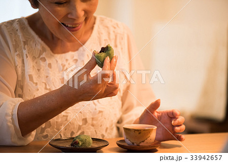和菓子を食べるシニア女性 和菓子を食べるシニア女性 33942657