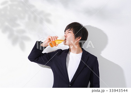 ビールを飲み干す男性 コピースペース ビールを飲み干す男性 コピースペース 33943544