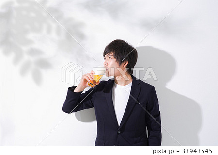 ビールを飲み干す男性 コピースペース ビールを飲み干す男性 コピースペース 33943545