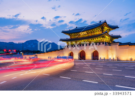 Gyeongbokgung palace at night in Seoul, korea Gyeongbokgung palace at night in Seoul, korea 33943571