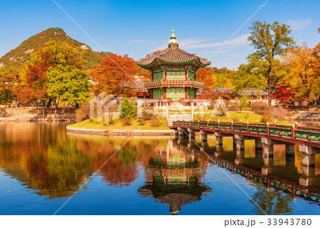 Autumn of Gyeongbokgung Palace in Seoul ,Korea 33943780