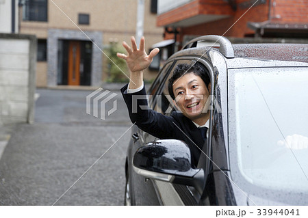 自動車の運転をする男性 自動車の運転をする男性 33944041