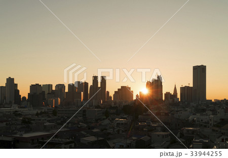東京風景 新宿高層ビル群 日の出 太陽光線 東京風景 新宿高層ビル群 日の出 太陽光線 33944255
