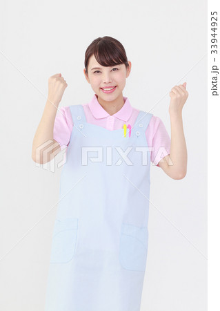 ガッツポーズをする　幼稚園の若い先生 33944925