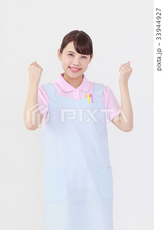 ガッツポーズをする　幼稚園の若い先生 33944927