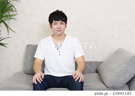 寛ぐ男性 寛ぐ男性 33945185