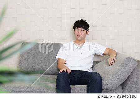 寛ぐ男性 寛ぐ男性 33945186