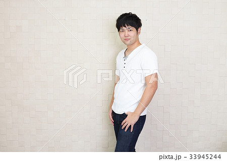 微笑む男性 微笑む男性 33945244