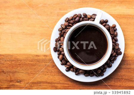 coffee cup and beans on the wood. coffee cup and beans on the wood. 33945892