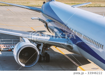 航空貨物の積み込み風景 33946222