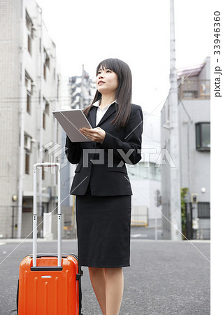 ビジネス 出張 打ち合わせ ビジネスウーマン ビジネス 出張 打ち合わせ ビジネスウーマン 33946360
