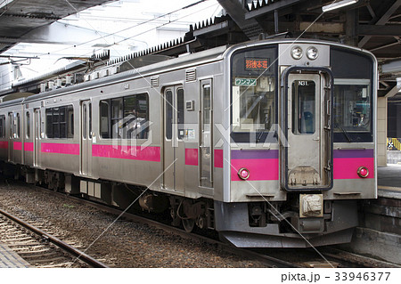 秋田駅に停車中の羽越本線701系（秋田⇔酒田） 33946377