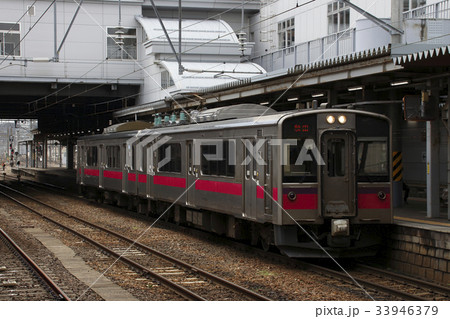 秋田駅に到着する羽越本線701系（秋田⇔酒田） 33946379