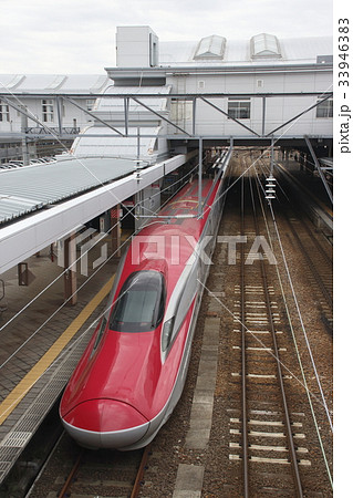 秋田駅に停車中の秋田新幹線e6系 トップナンバー の写真素材