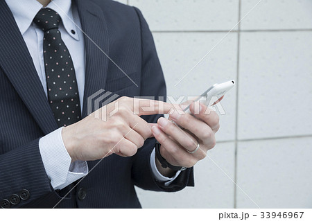 スマホを操作するビジネスマン手元 33946967