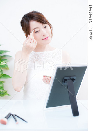 メイク　アイブロウ　女性 33946995