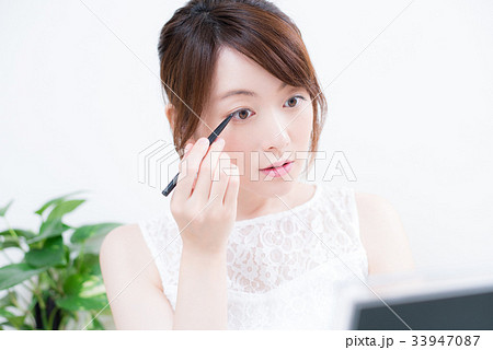 メイク アイライン 女性 メイク アイライン 女性 33947087