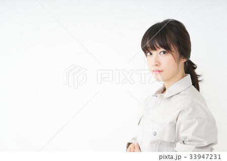 工場で働く作業服姿の女性 33947231
