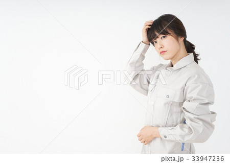 工場で働く作業服姿の女性 33947236