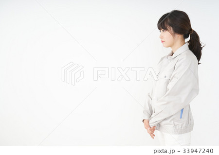 工場で働く作業服姿の女性 33947240