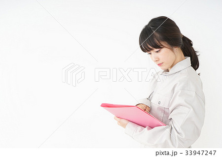 工場で働く作業服姿の女性 33947247