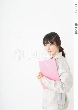 工場で働く作業服姿の女性 33947251