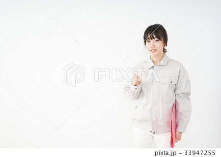 工場で働く作業服姿の女性 33947255