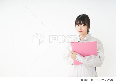 工場で働く作業服姿の女性 33947256