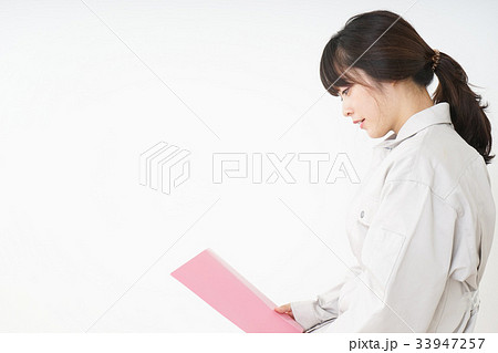 工場で働く作業服姿の女性 33947257