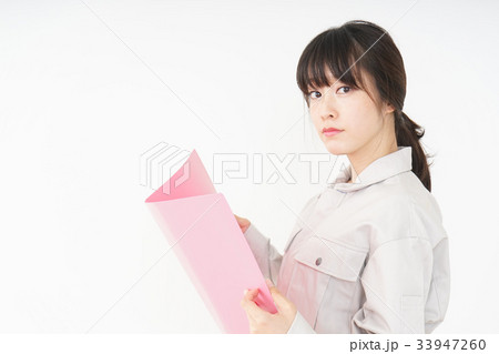 工場で働く作業服姿の女性 33947260