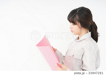 工場で働く作業服姿の女性 33947261