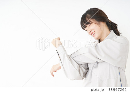 工場で働く作業服姿の女性 33947262