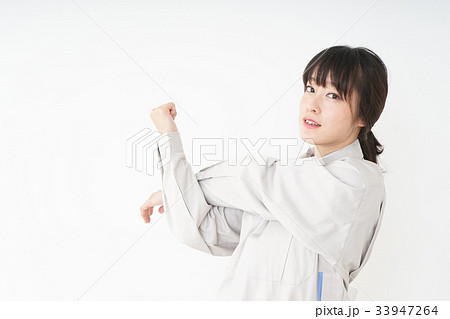 工場で働く作業服姿の女性 33947264
