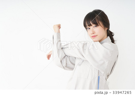 工場で働く作業服姿の女性 33947265