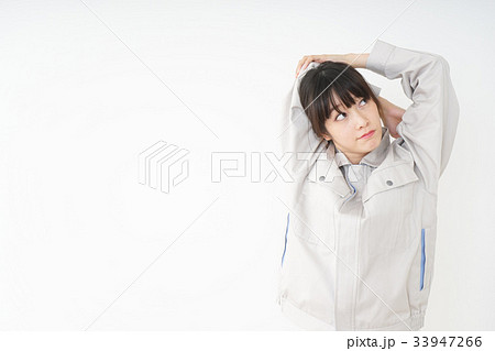 工場で働く作業服姿の女性 33947266