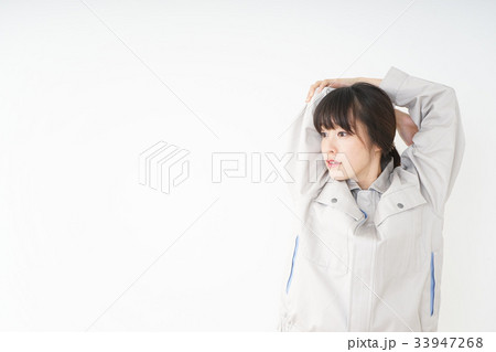 工場で働く作業服姿の女性 工場で働く作業服姿の女性 33947268