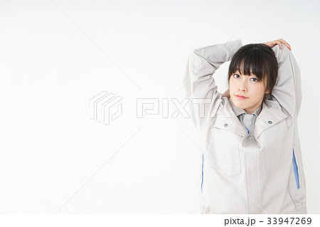 工場で働く作業服姿の女性 33947269