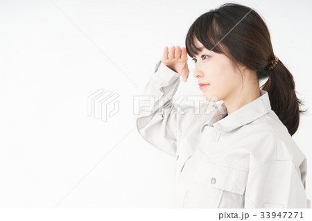 工場で働く作業服姿の女性 工場で働く作業服姿の女性 33947271