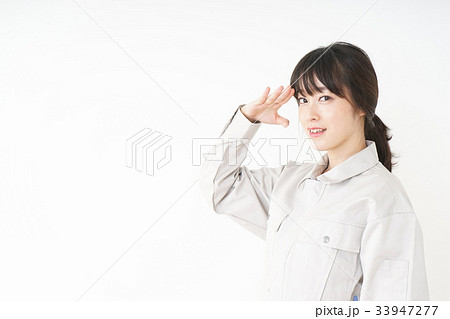 工場で働く作業服姿の女性 工場で働く作業服姿の女性 33947277